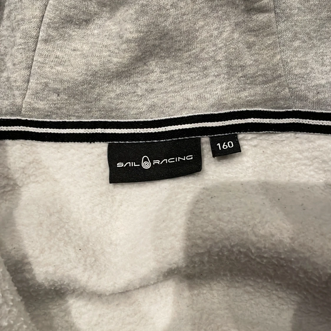 Grå hoodie från Sail Racing - 4