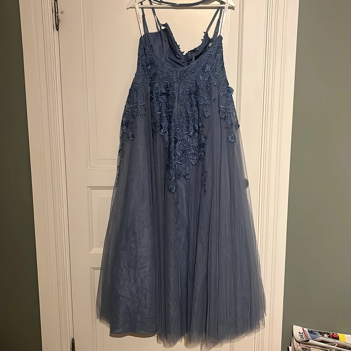 Blå långklänning med spetsdetaljer - 1