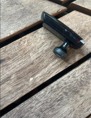 Bluetooth Headset - Smidig Bluetooth-headset med öronsnäcka, perfekt för handsfree-samtal. Svart färg, kompakt design. Viss yttre slitage syns på plasten, men produkten ser ut att vara i fungerande skick. Passar till både mobiltelefoner och surfplattor.