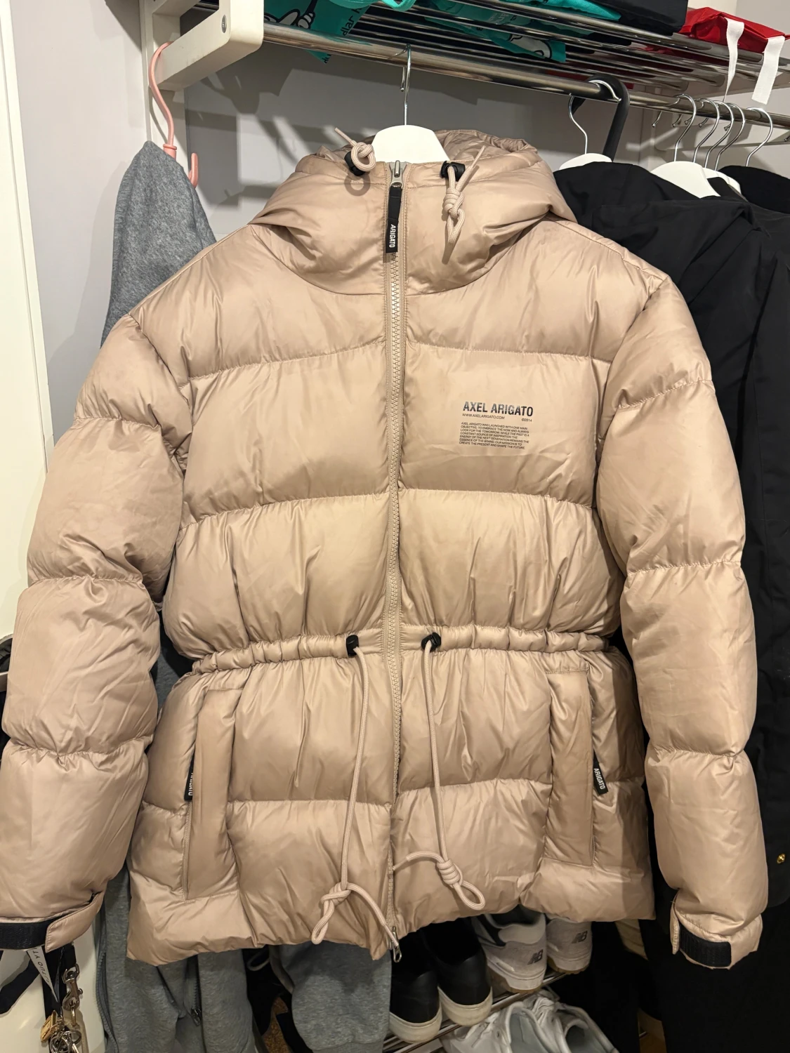 Beige pufferjacka från Axel Arigato