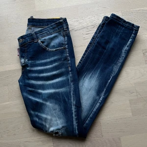 Dsquared2 jeans - Säljer dessa snygga Dsquared2 jeans. De är tyvärr för små för mig. Jeansen är i okej skick med några mindre skador, men fortfarande väldigt snygga och användbara. Jeansens material är bomull och de har en gul Dsquared2 label bak i midjan.
