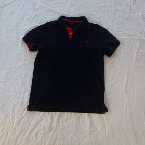 Pikétröja  - Mörkblå Gant pikétröja. Storlek S.