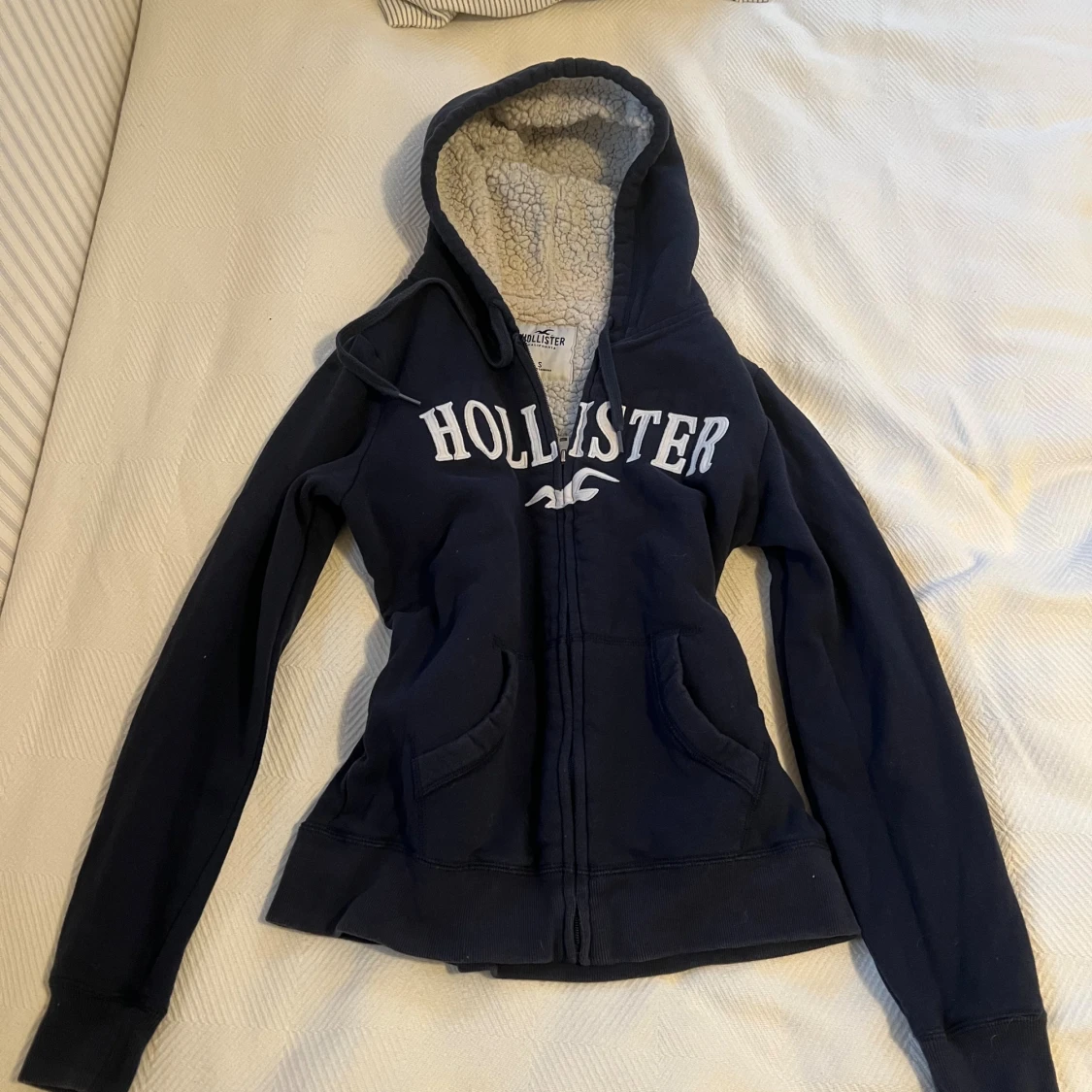 Mörkblå Hollister hoodie med teddyfoder