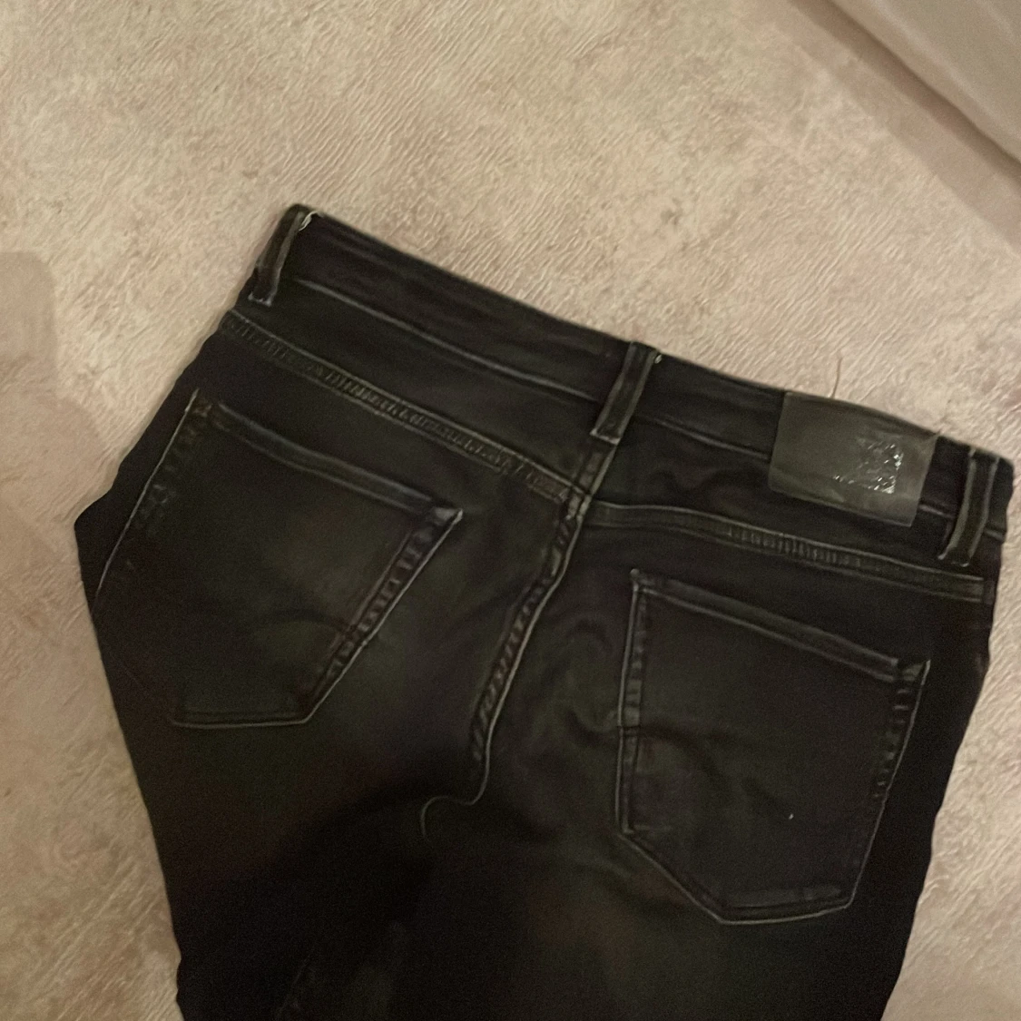 Svarta ripped jeans från Jack & Jones, slim Glenny - 3