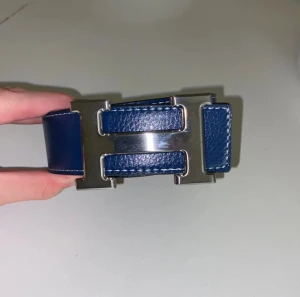 Mörkblått H bälte  - Riktigt bra kvalité, helt nytt, inga diffekter 