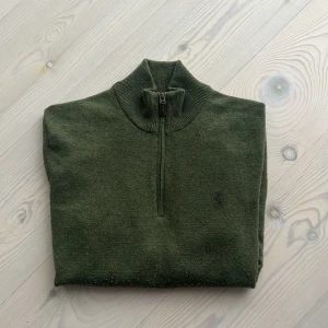 Grön half zip tröja Polo Ralph Lauren - Snygg och unik grön half zip från Ralph Lauren. Storlek M. Nypris 1900 kr mitt pris 700 kr! Perfekt för en stilren outfit och kallare väder!