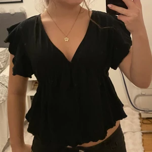 Svart blus från 157 - Säljer en svart blus från 157 i storlek XS. 