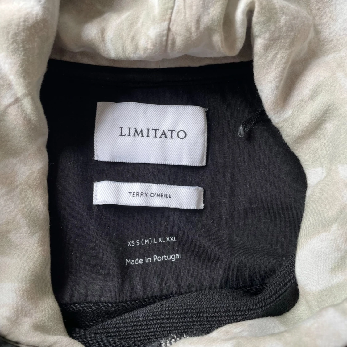 Svart hoodie från Limitato x Terry O'Neill - 2