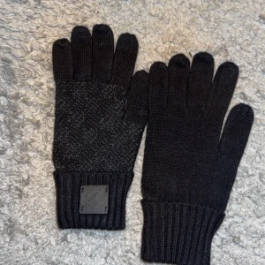 LVHandskar - Jättefina handskar. Passar perfekt inför vintern och håller er varma. se till att handla innan kullan är påväg!! Svart färg, fraktas alltid inom 24 h
