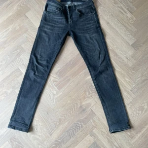 Svarta skinny jeans från Dondup, strl 30 - Snygga svarta/gråa jeans från Dondup i skinny fit. Jeansen är i princip i nyskick. Köpt på Zgander i Helsingborg o h kostar 3000+kr nya.  Pris kan diskuteras 