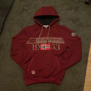 Vinröd hoodie från Geographical Norway - Säljer en skön Geographical Norway hoodie, den är helt ny och storlek S. 