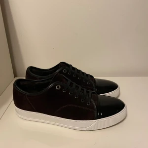 Vinröda Lanvin cap toe - Säljer nu dessa Vinröda Lanvin cap toe i uk 10 som motsvarar 44-45 som är i fint skick där skorna är uppfixade med whitnercream så att dem ska se extra fräscha ut, skriv för fler bilder/frågor🙌🏼
