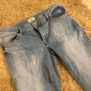 Lågmidjan bootcut jeans - Skit snygga bootcut och lågmidjade jeans från Only i ljusblå tvättad denim. Klassisk femficksmodell med normal passform och raka ben som blir vidare nedtill. Jeansen har knapp och dragkedja framtill samt slitningar för en cool look. Jätte sköna och sitter perfekt för mig som är 164cm💞