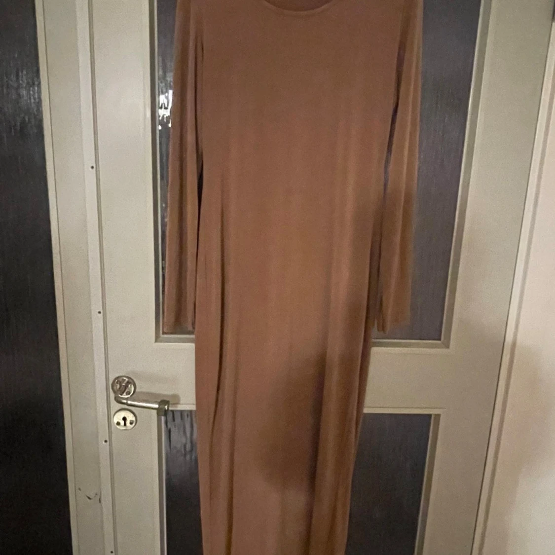 Beige långärmad långklänning