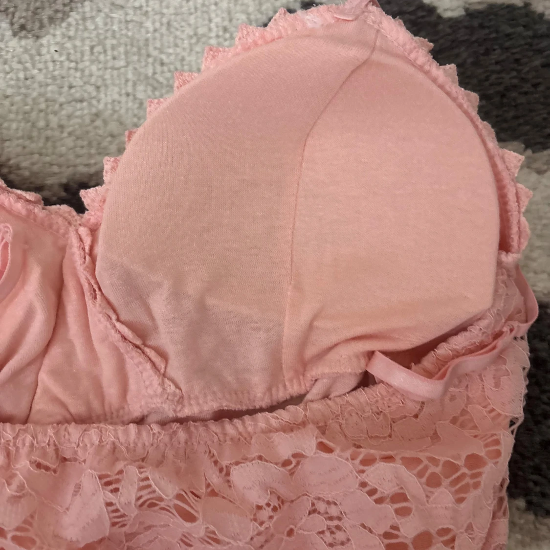 Rosa spetsig blus med volang - 2