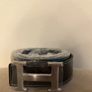 Svart bälte  - Stilrent svart bälte, oanvänt och i fint skick. Snygg detalj som lyfter vilken outfit som helst. Fraktas samma dag.  Kan diskuteras vid snabb affär 💯