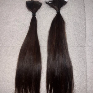 Tape extensions  - Säljer mina 3 paket av tejp extensions från Myextension. Haft dom i två omgångar men fortfarande väldigt fin kvalité på håret!  Har klippt längderna lite så chansar på att håret nu är runt 45cm. (Från början 60cm) Det är 2 paket av färgen ”Dark chocolate brown” och ett paket av färgen ”chocolate brown”. En väldigt fin kombo! Hälften av håret är bytta med ny tejp och resten av håret har ingen ny tejp på sig, ny tejp går att beställa från bland annat myextensions egna hemsida.  Nypris: 4 197kr