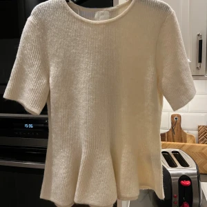 Vit ribbad stickad tröja från H&M - Säljer denna fina tröja då den ej passar och råkade ta bort prislappen så kan ej lämna tillbaka. Den är alltså aldrig använd! Skriv om ni undrar något🙏🏻💕