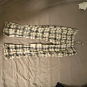 Pyjamasbyxor H&M - Säljer ett par rutiga pyjamasbyxor från H&M i . Dom har krympt ihop ungefär 5 cm kortare men annars bra!