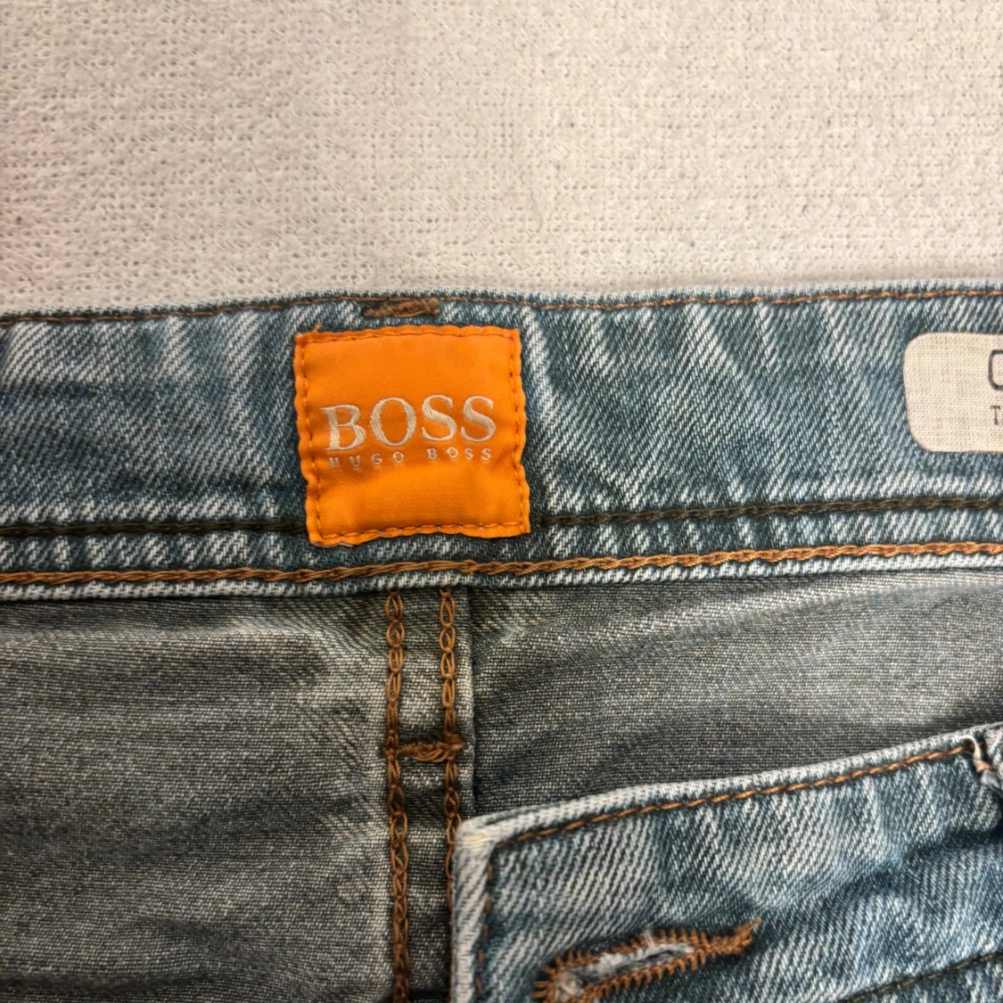 Blå jeans från Hugo Boss, storlek 33/32 - 3