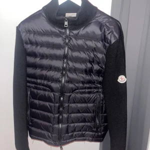 Moncler cardigan - Säljer min moncler cardigan då jag aldrig använt den och jag behöver pengar för moppe delar