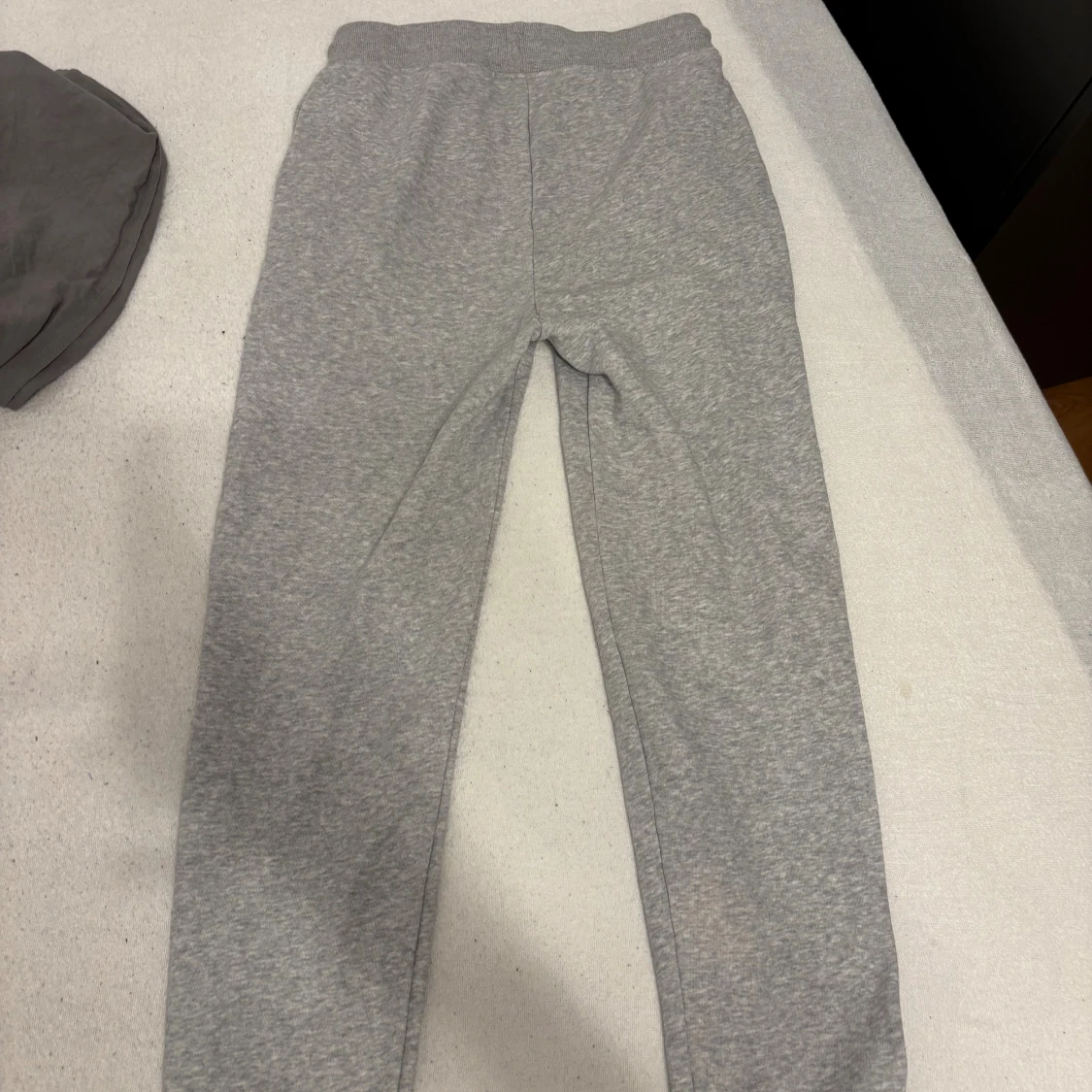 Grå mjukisbyxor från GANT med snörning - 1