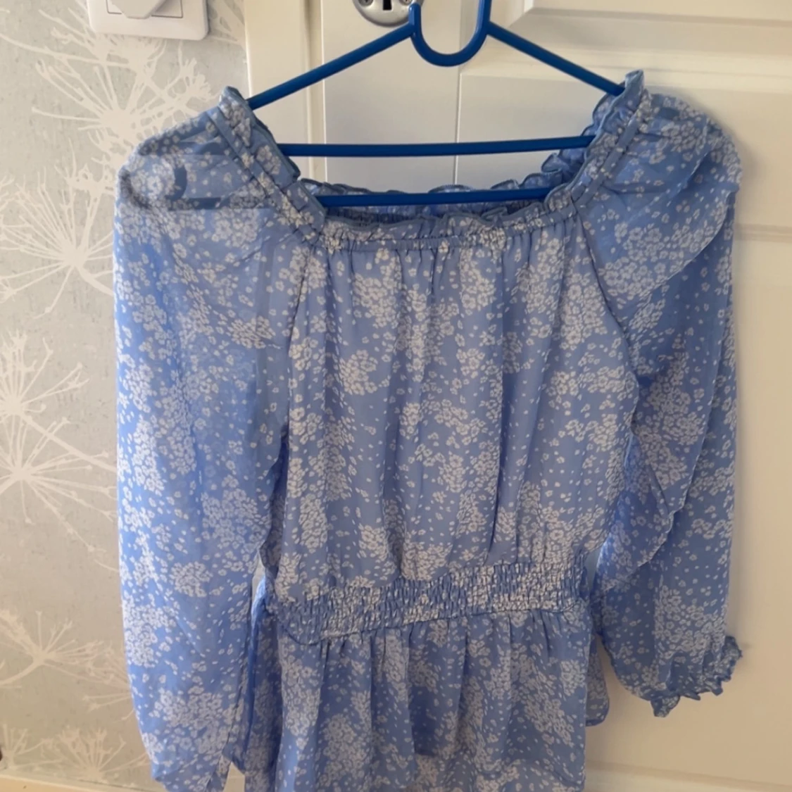 Blommig ljusblå klänning med volang - 1