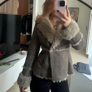 Superfin jacka  - Superfin fluffig jacka, står storlek M, passar mig som vanligtvis har storlek s så liten i storleken