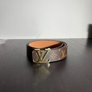 Monogram bälte  - Helt nytt monogram bälte i brunt och guldig logga 