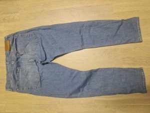 Levi's 512 ljusblå jeans W33/L32 - Säljer ett par Levi's 512 jeans i ljusblå tvätt i storlek 33/32.