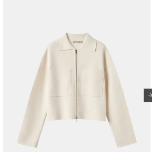 Vit cardigan - Stilren vit cardigan från Åhléns med rak passform och två stora fickor framtill. Jackan har en klassisk krage och hel dragkedja, perfekt för lager-på-lager. Materialet är mjukt och känns lyxigt mot huden. Enkel att matcha med jeans eller kjol. (Lånade bilder. Skriv för egna bilder)🤍