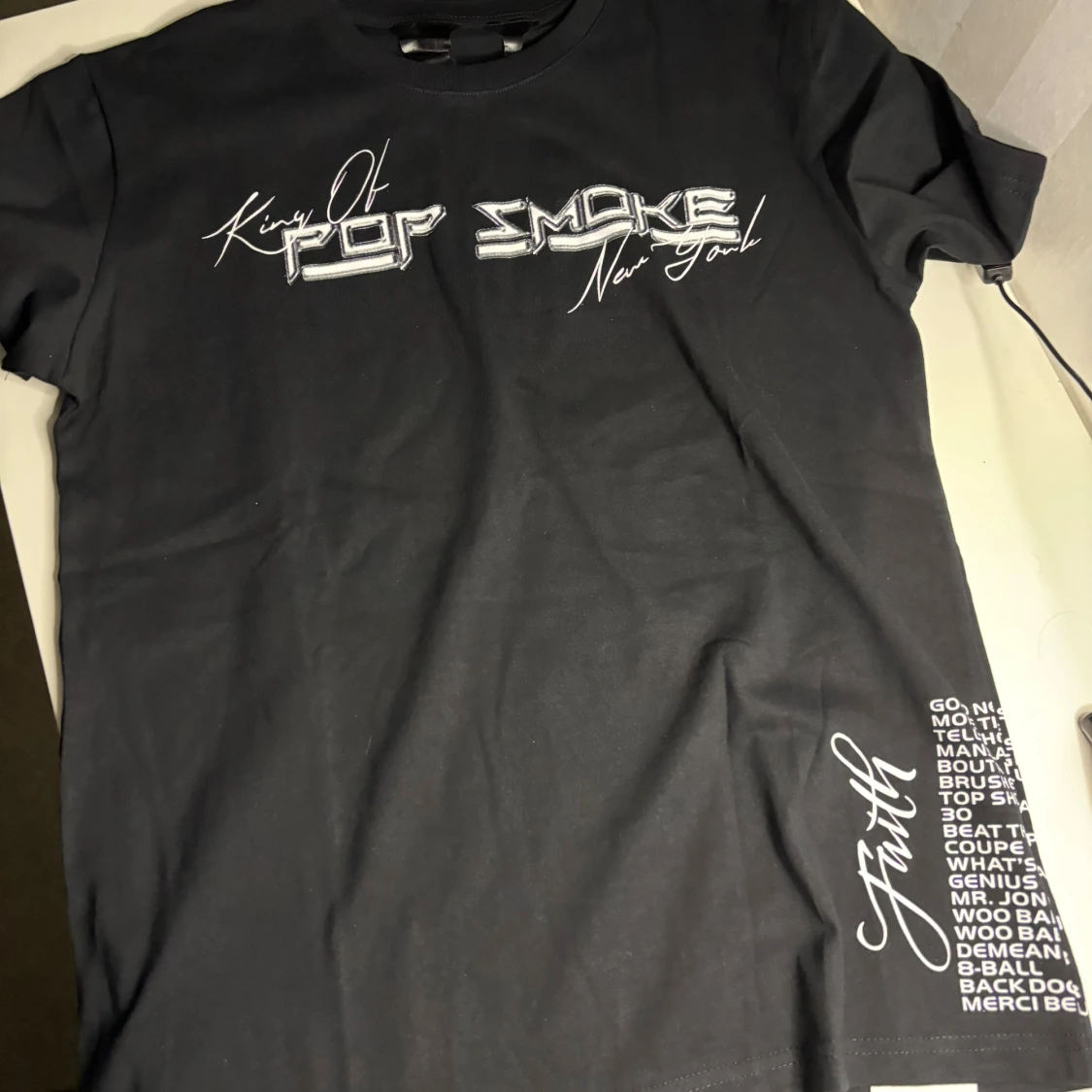Svart Pop Smoke Faith t-shirt
