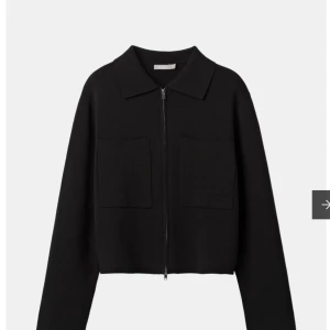 Svart cardigan  - Svart cardigan från Åhléns med rak passform och två stora fickor framtill. Jackan har en klassisk krage och hel dragkedja, perfekt för lager-på-lager. Materialet är mjukt och känns lyxigt mot huden. Enkel att matcha med jeans eller kjol. (Lånade bilder. Skriv för egna)🖤