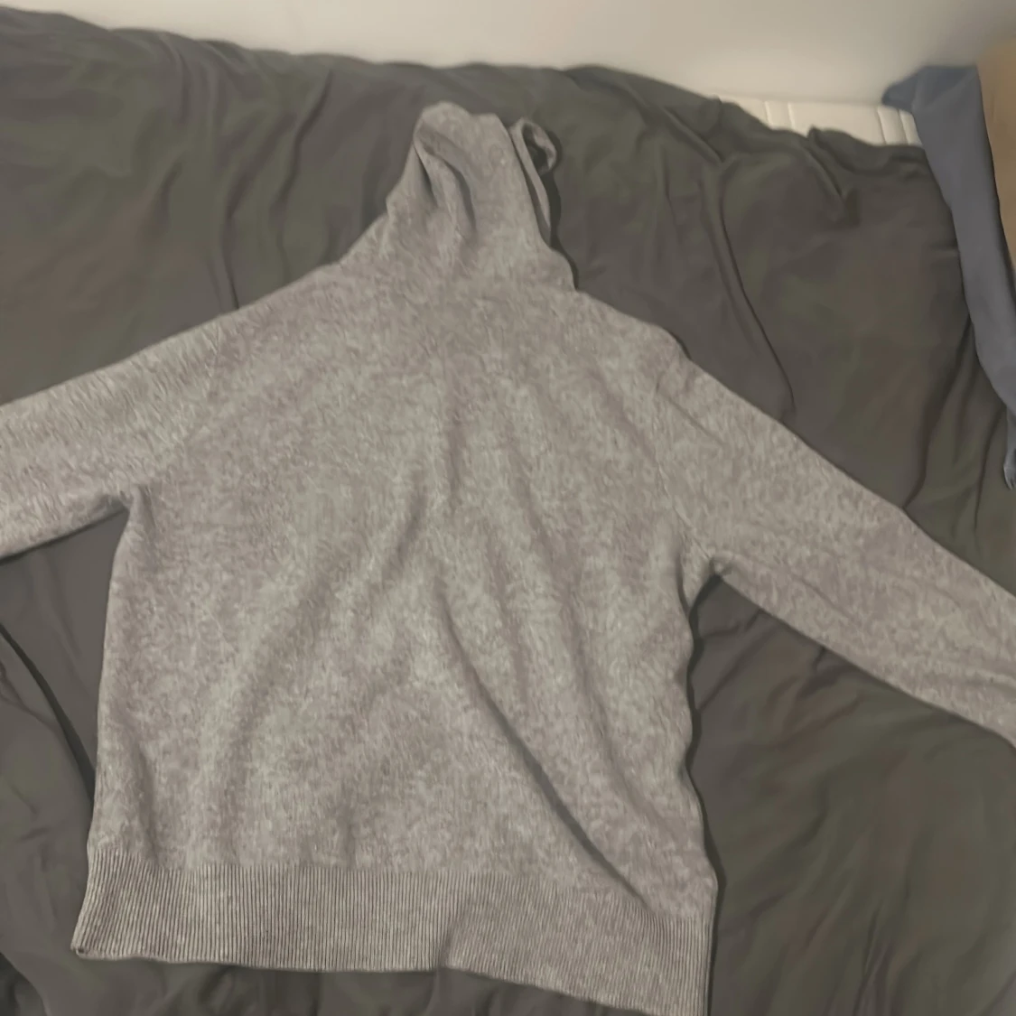 Grå hoodie i kashmir från Sayliss - 1