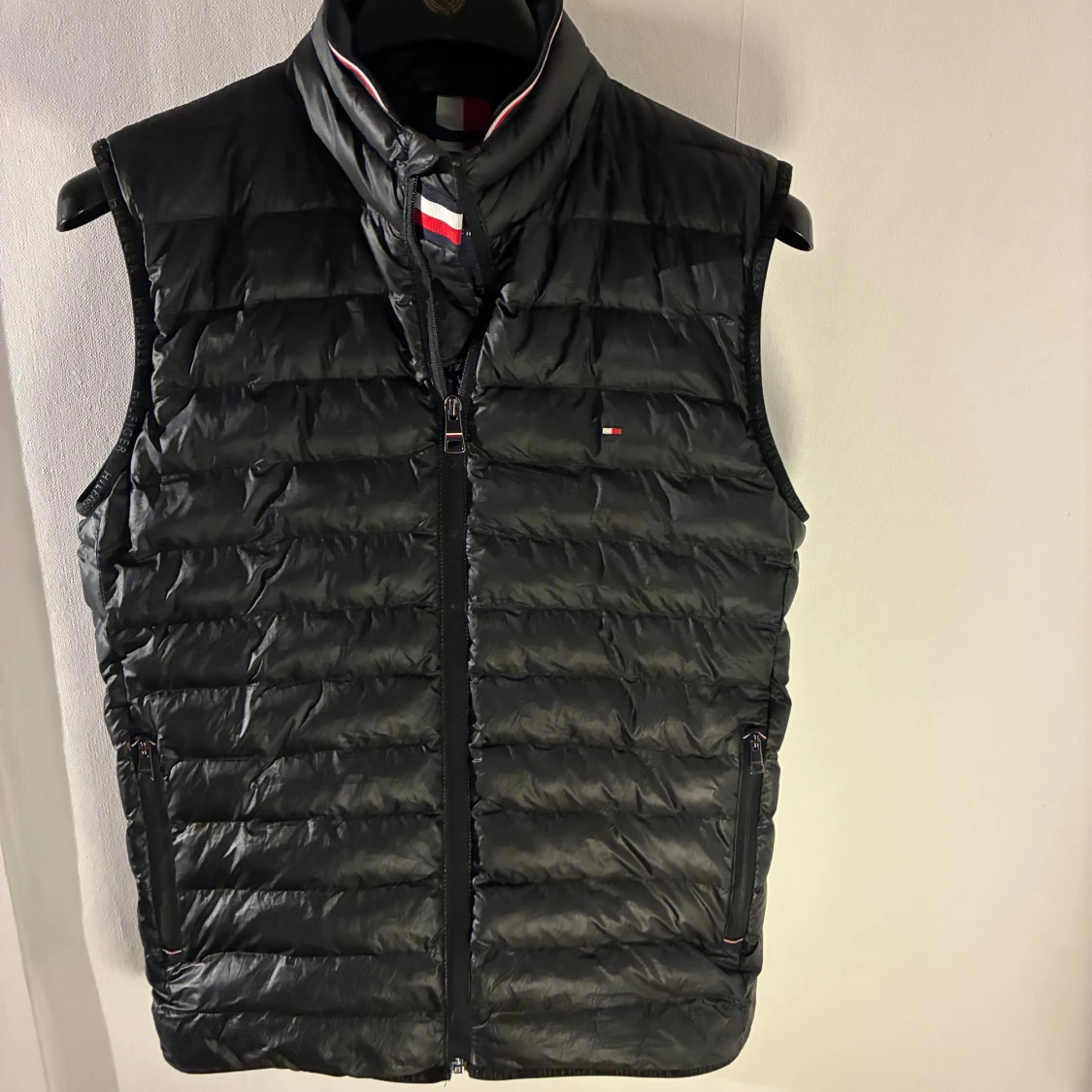 Tommy Hilfiger – Svart dunväst (stl S, stor i modellen)