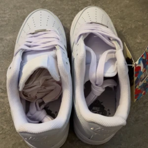 Nike Air Force  - Hej! Helt helt nya skor funkar för både herr och dam priset kam diskuteras vid snabb affär 