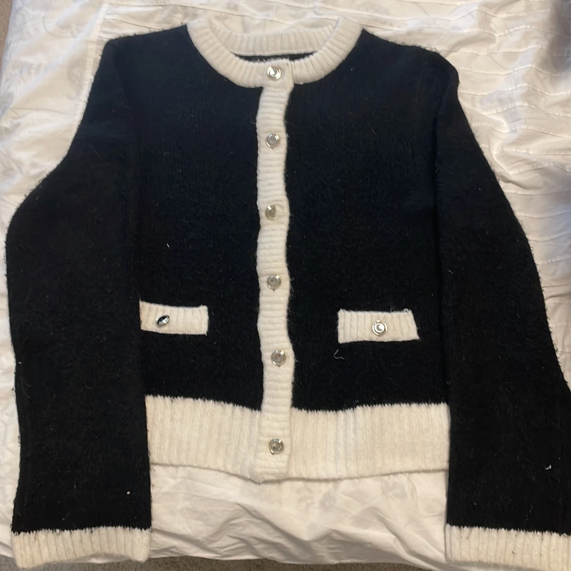 Svart och vit kofta från New Yorker