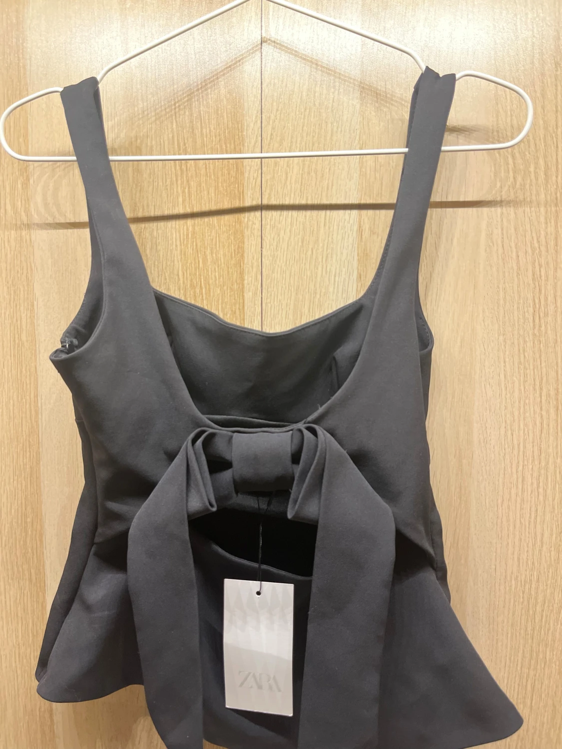 Svart topp med rosett från Zara XS