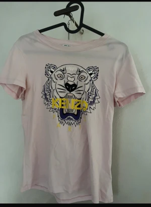 Kenzo T-shirt - Rosa T-shirt Användning fåtal gånger Äkta Kenzo