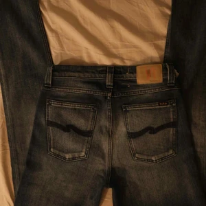 Blå jeans från Nudie Jeans - Storlek: W29L32