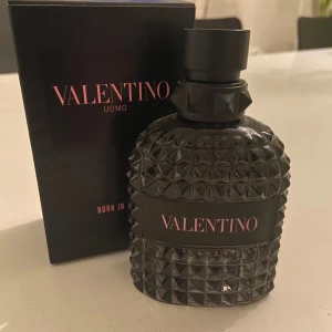 Valentino Uomo Born In Roma - VALENTINO born in roma: köpt på kicks för 1475 kr. Sälaj pga har för många parfymer därför säljs den billigt. Flaskan är 100ml men jag har använt ca 5ml 