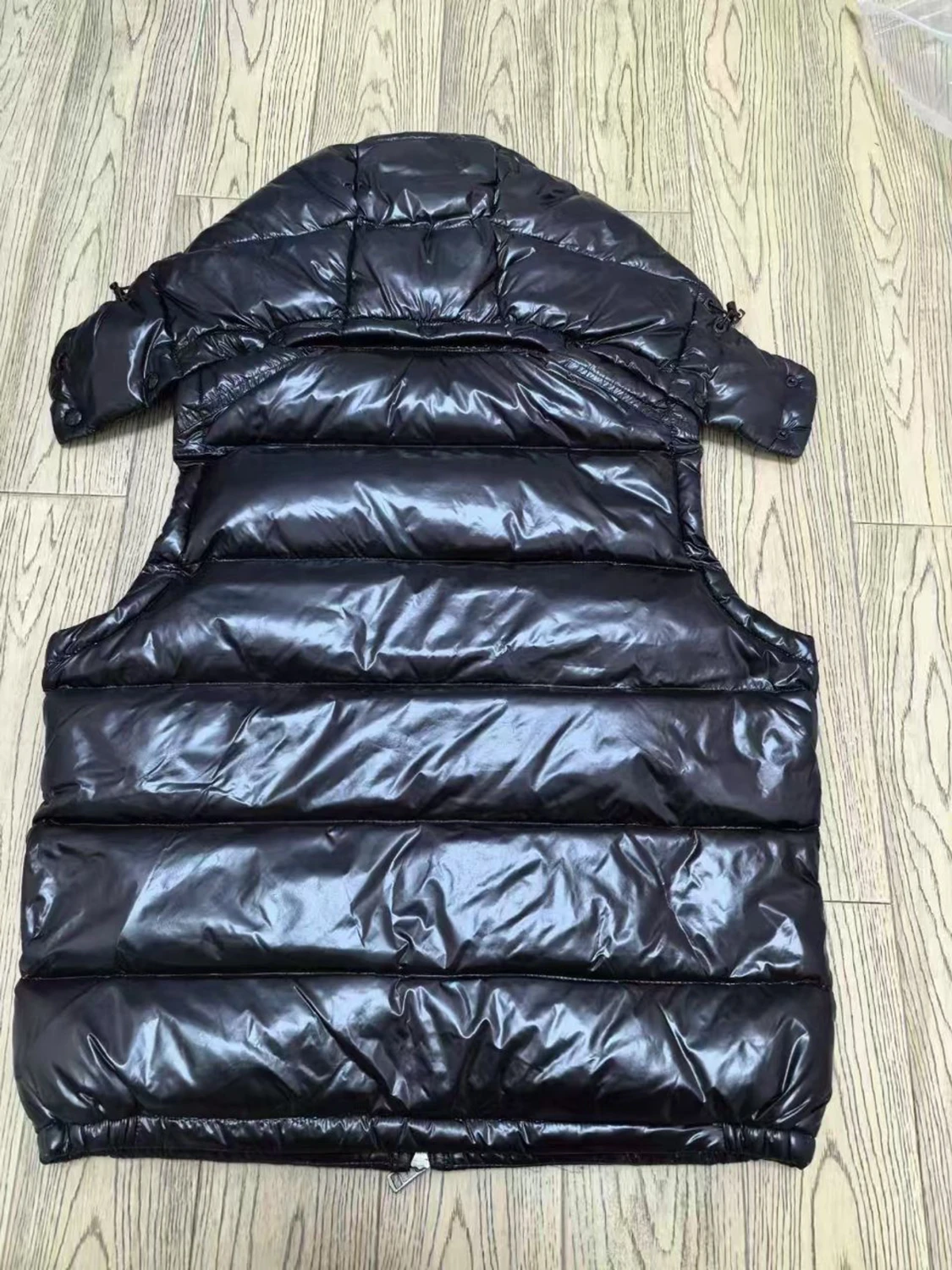 Svart dunväst från Moncler med huva - 3