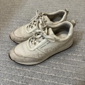 Vita  sneakers från Michael Kors - Använda ett par gånger. 
