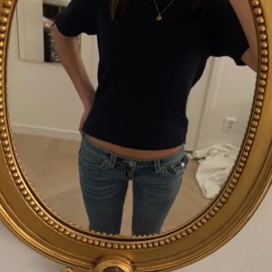 Mörkblå stickad kortärmad topp från Nelly - Jätte snygg mörkblå kortärmad stickad tröja ifrån Nelly!