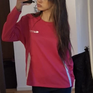 Rosa långärmad sporttröja från Craft - Älskar denna rosa långärmad sporttröja. Står 40 men jag ha XS och S och den sitter jättebra. Säljer då den tyvärr aldrig kommit till användning.