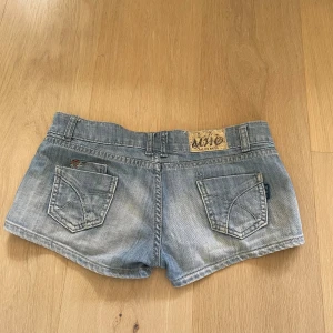 Lågmidjade jeansshorts - Jättesnygga lågmidjade korta jeansshorts. Jag brukar ha storlek 36 i jeans. Knappen känns lite lös men annars inga defekter💗💗
