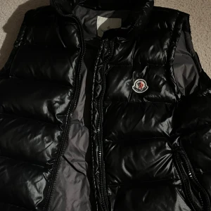 Moncler vest  - Moncle vest använt ganska mycket stickan är lite sönder men inget på utsidan av jackan 