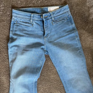Bootcut jeans - Jättesnygga bootcut jeans med snygga fickor där fram. 💘strl 26/ 32