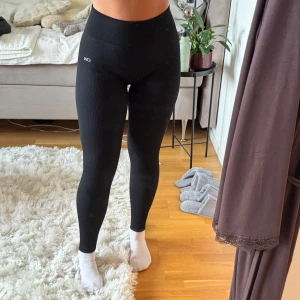 Svarta träningstights ICIW - Svarta träningstights från Icaniwill i nästintill nyskick. Stretchiga och bekväma. Upplevs inte genomskinliga!