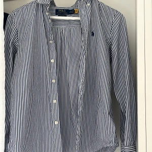 Ralp lauren skjorta Large - En randig ralp Lauren skjorta som är använd 2 gånger storleken är xs i herr storlek 